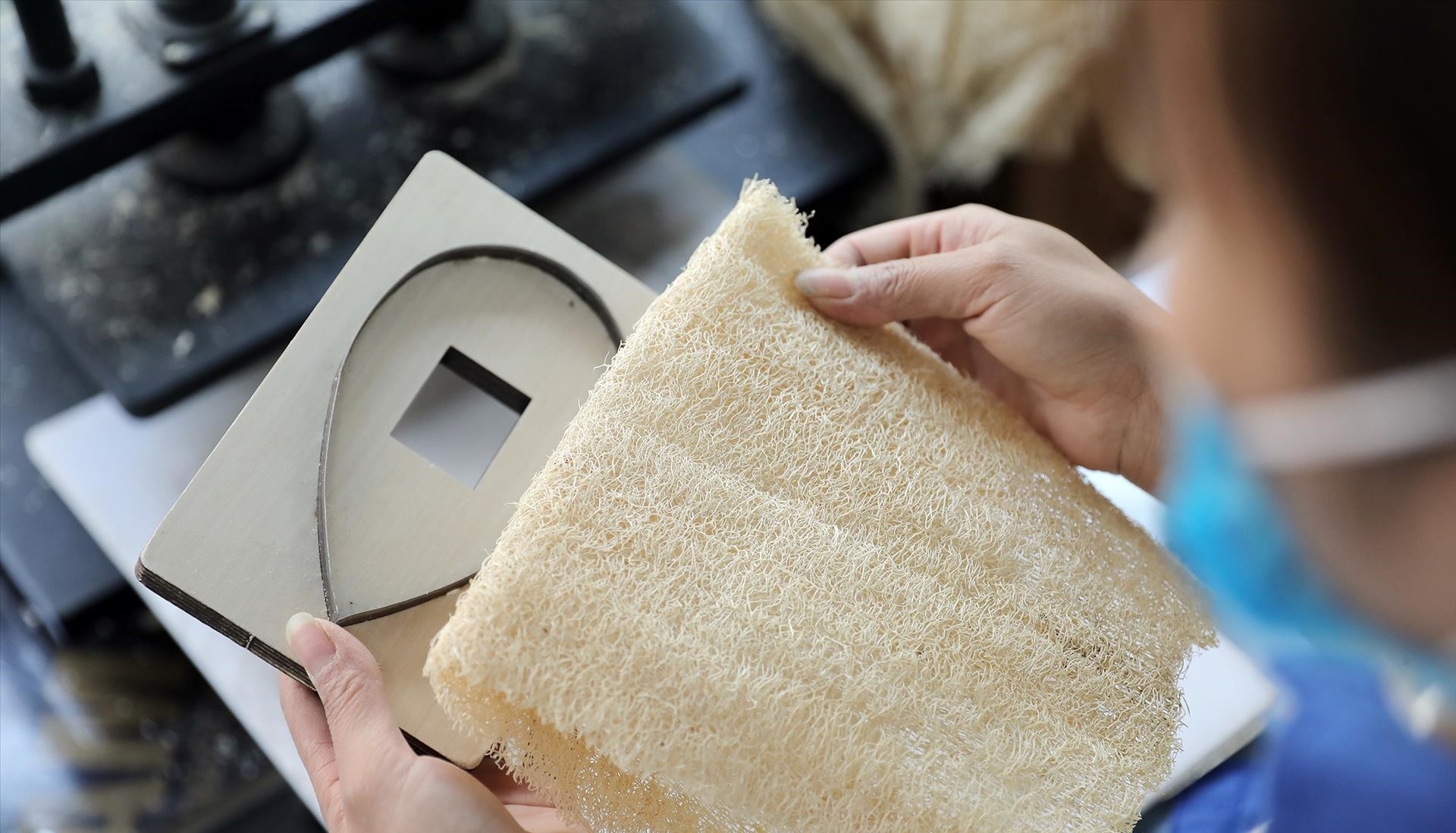 OEM loofah manufacturing and custom retail packaging